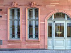 Traditionelle Haustür in der Braubachstraße in Frankfurt am Main